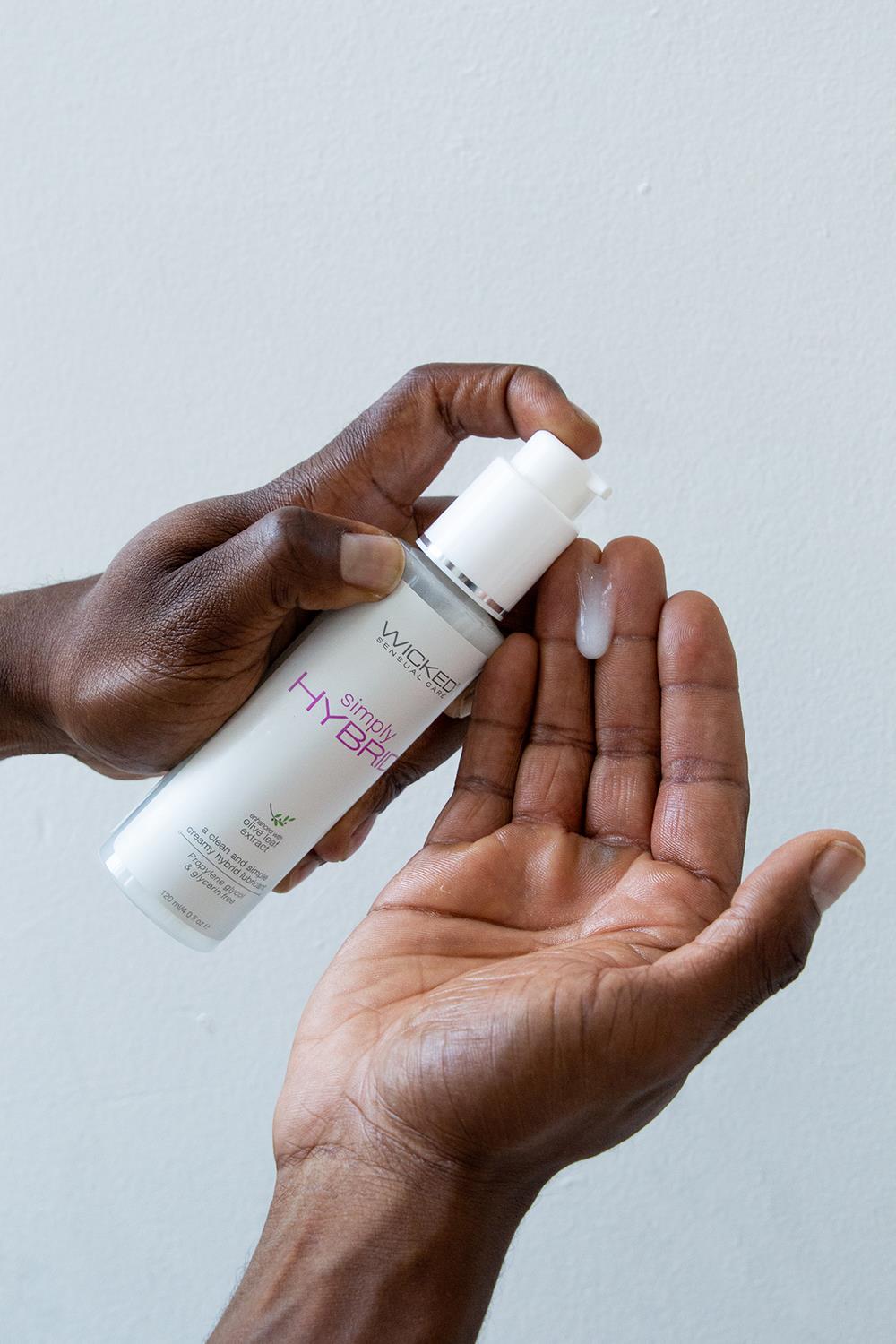 lubrykant-na-vodnoi-sylykonovoi-osnove-wicked-simply-hybrid-120ml-47893520490791_-80c50fc84b